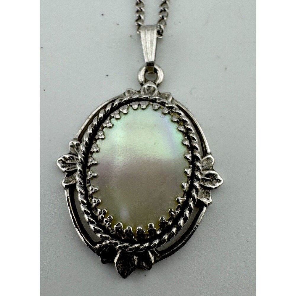 Vintage 20” Whiting & Davis Mother Of Pearl Pendant Necklace Silver Toned